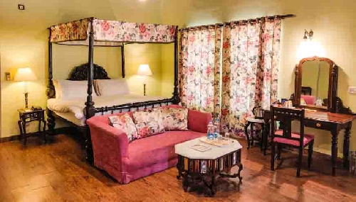 WelcomHeritage Kasmanda Palace- Royal room